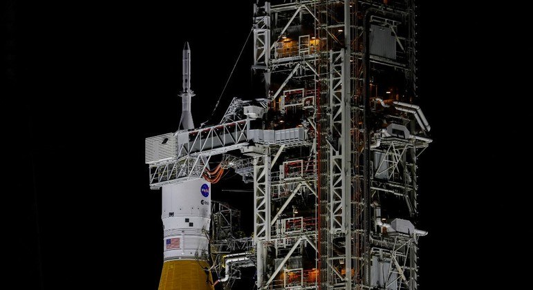 Foguete espacial que será usado na missão Artemis que levará astronautas para a Lua