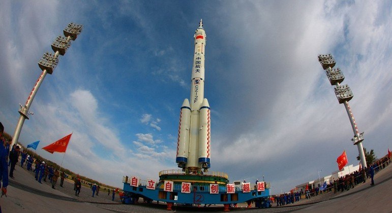 China lançará missão que vai levar três astronautas para permanecer seis meses na estação espacial Tianhe