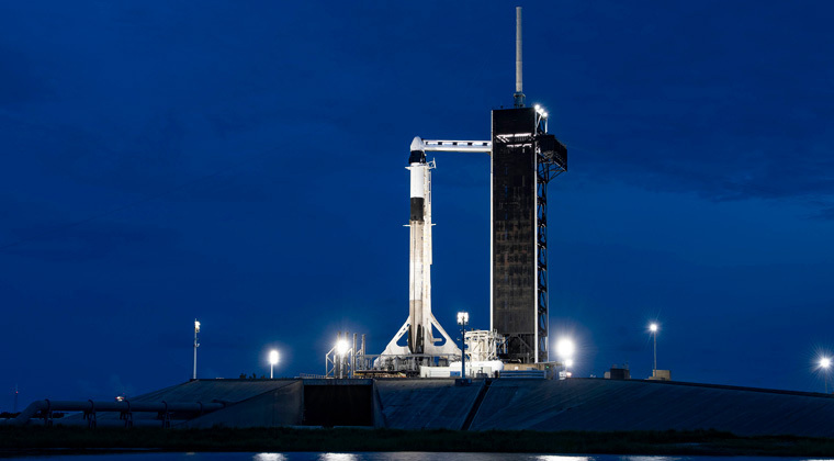 Para a Federação Aeronáutica Internacional (FAI, na sigla em francês), apenas as pessoas que fizeram voos que ultrapassaram os 100 km de altitude devem ser consideradas astronautas, enquanto os Estados Unidos empregam a marca de 80 km