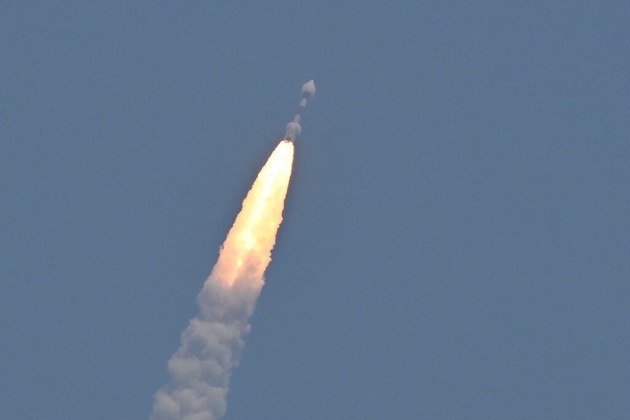 A Índia lançou neste sábado (2) um foguete que transporta uma sonda para uma viagem ao centro do Sistema Solar, um novo passo no ambicioso programa espacial indiano, poucos dias após o pouso de um veículo não tripulado perto do polo sul da Lua