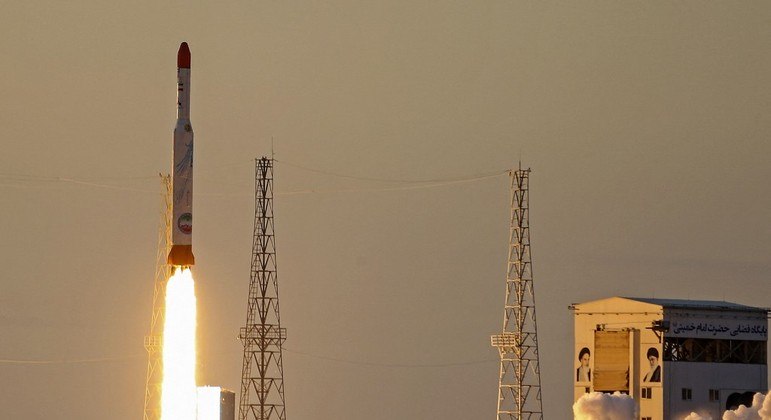 Momento em que o foguete iraniano é lançado ao espaço 