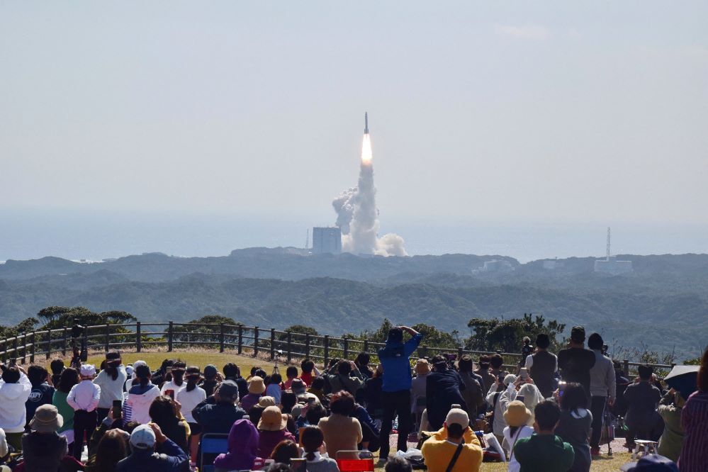 Japão lança foguete com primeira sonda para primeira alunagem do país –  Observador