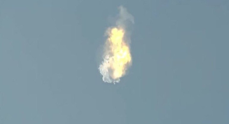Foguete explodiu logo após o início do voo de teste