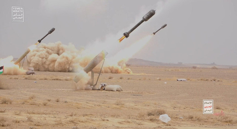 Imagens divulgadas pela milícia Houthi mostram projéteis lançados durante uma manobra militar perto de Sanaa, Iêmen