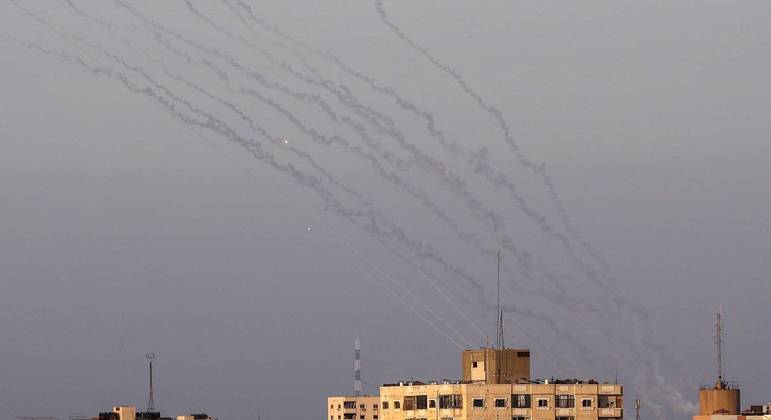 Foguetes lançados por Gaza em direção a Israel. Mahmud Hams/AFP 7/08/2022