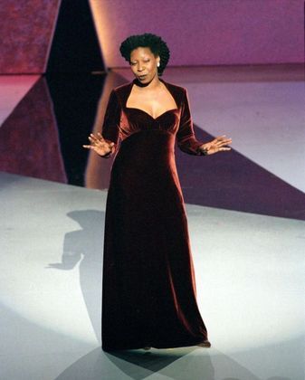 Foi durante esse sucesso que Goldberg foi convidada a ser a primeira mulher a apresentar sozinha a cerimônia do Oscar, em 1994. Ela ainda apresentou o Oscar em outras três oportunidades:  1996, 1999 e 2002.