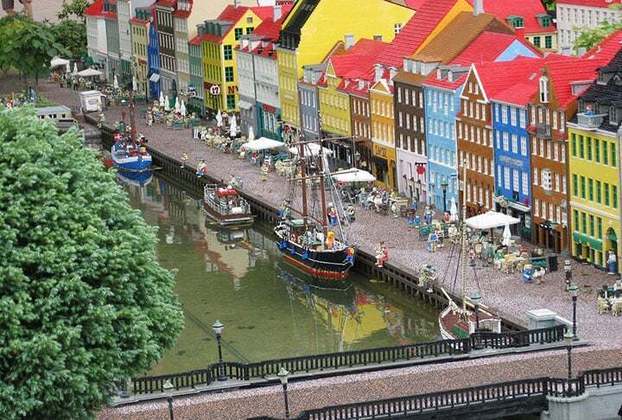Foi na Dinamarca que surgiu o Lego. A Legoland original está localizada em Billund, a 270 km de Copenhague. 