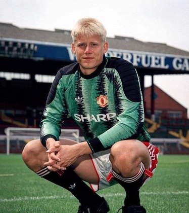 Foi o grande goleiro do Manchester United na dourada década de 1990, período marcante na história do clube. No entanto, ele resolveu de maneira inesperada encerrar sua carreira no final Manchester City. 