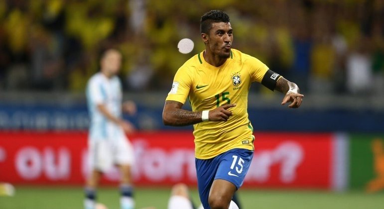 Foi vestindo a camisa do Corinthians que Paulinho foi convocado pela primeira vez à Seleção Brasileira. No dia 5 de setembro, o técnico Mano Menezes chamou o meia para representar o Brasil contra a Argentina, em Córdoba, pelo jogo de ida do Superclássico das Américas, que terminou empatado em 0 a 0. Paulinho até foi convocado para a volta, no Mangueirão, onde o Brasil ganhou por 2 a 0 e se sagrou campeão, mas uma lesão tirou o meia da segunda partida. 