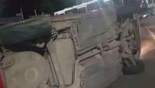 Carro capota após colidir em ônibus do Transcol na Serra