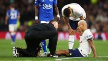 Richarlison sai lesionado de partida no Tottenham, deixa estádio de muletas e chorando