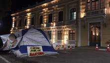 Em protesto, policiais penais acampam e passam a noite no Palácio Anchieta