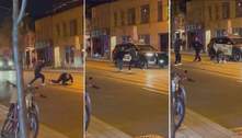 Homem usa cobra viva como chicote para espancar rapaz na rua