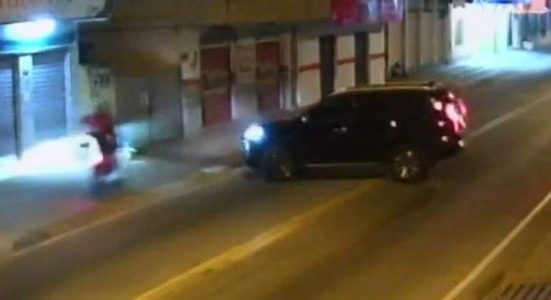 Motociclista 'voa' após bater em carro em Cachoeiro de Itapemirim