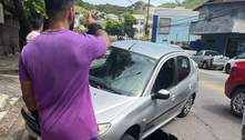 VÍDEO | Asfalto de avenida de Vitória cede e carro tem roda dianteira engolida