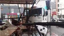 Caminhão invade padaria e destrói área para clientes em Vila Velha