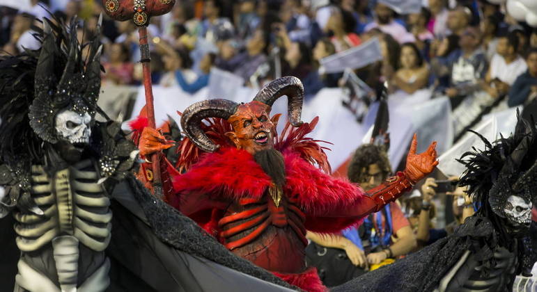 Desfile da Gaviões em 2019 chocou o público com presença de satanás humilhando Jesus