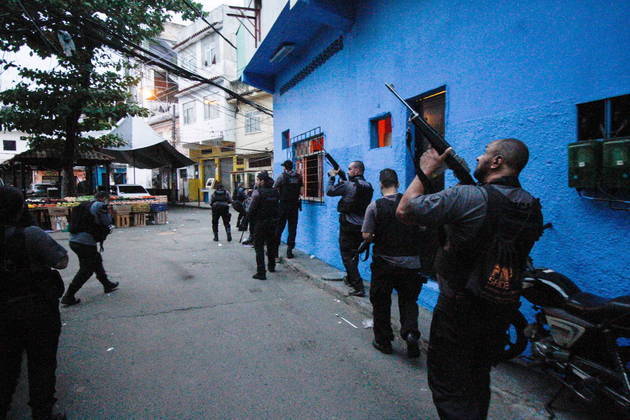 A operação da Polícia Civil do Rio de Janeiro contra o tráfico de drogas no
Jacarezinho, zona norte da cidade, nesta quinta-feira (6), deixou pelo menos 25 pessoas baleadas e mortas