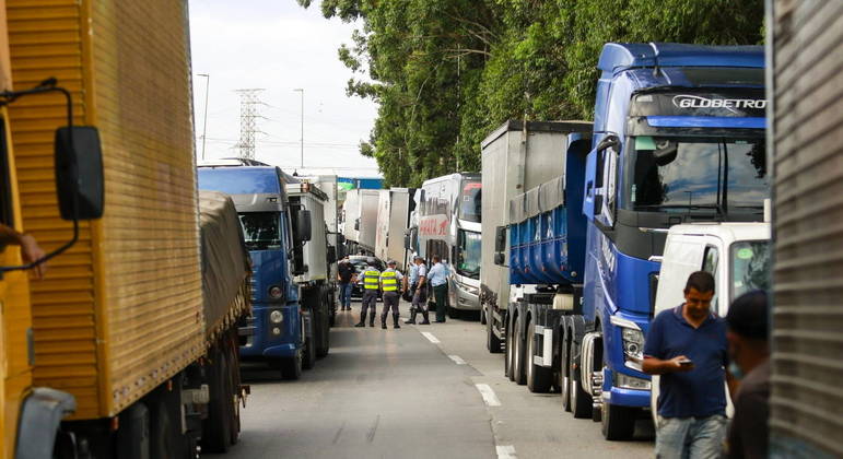 Caminhoneiros protestam contra medidas de fechamento do governo de SP
