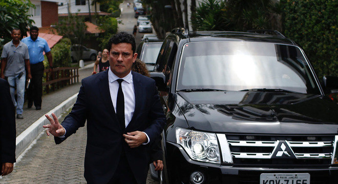 Moro deixa a casa de Bolsonaro após reunião com o presidente eleito