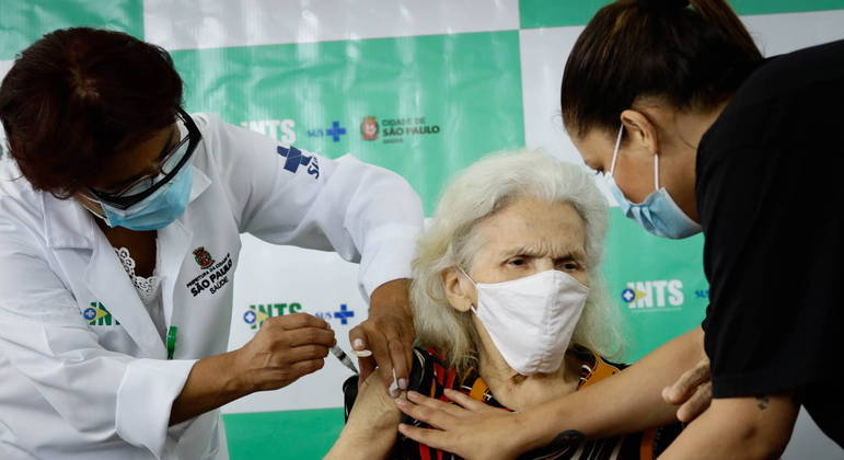 Cidade de São Paulo começou a vacinar idosos com mais de 90 anos nesta sexta (5)