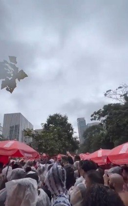 Na capital paulista, na região do centro, onde ocorre o bloquinho da artista Glória Groove, apesar do frio e da chuva intensa, os foliões não desanimam e curtem o Carnaval usando capas, guarda-chuvas, ou apenas se encharcam mesmo. Só na cidade de São Paulo e região metropolitana, tiveram 35 chamados para queda de árvores até as 9h30 de hoje