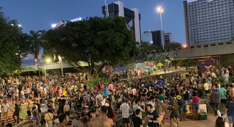 Foliões fazem 'protesto' de carnaval