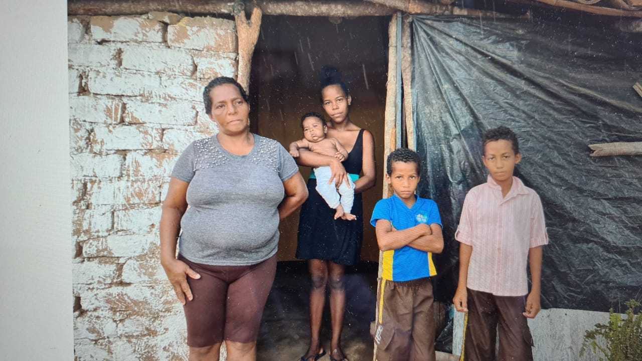 Ivaneuza mora com o marido e nove crianças (Record TV)