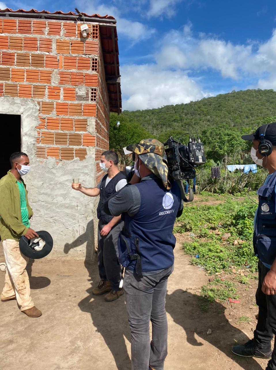 Ricardo de Jesus anda 12 km para chegar em um poço (Record TV)