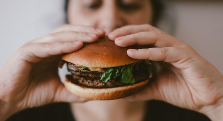 Fome emocional surge de forma repentina e com preferência por alimentos calóricos. 