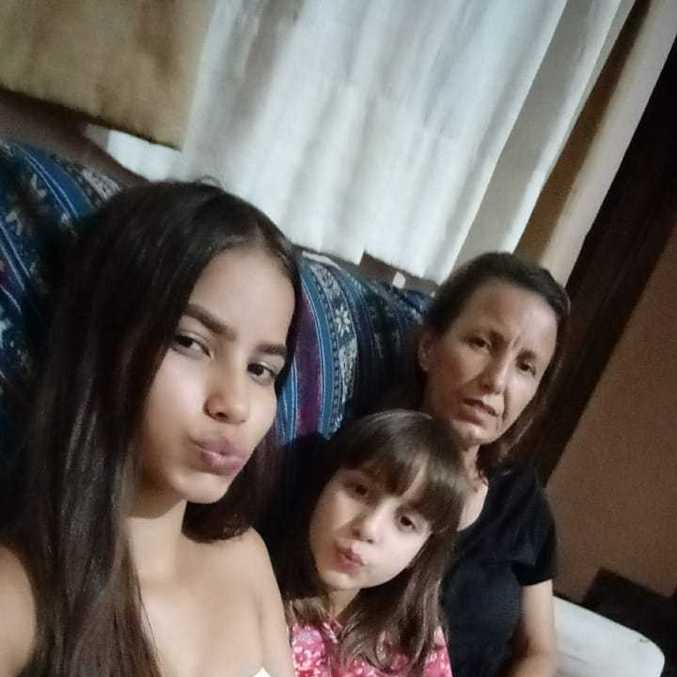 Luzinete, com suas duas filhas. Ela diz que não esperava que a pandemia fosse durar tanto

