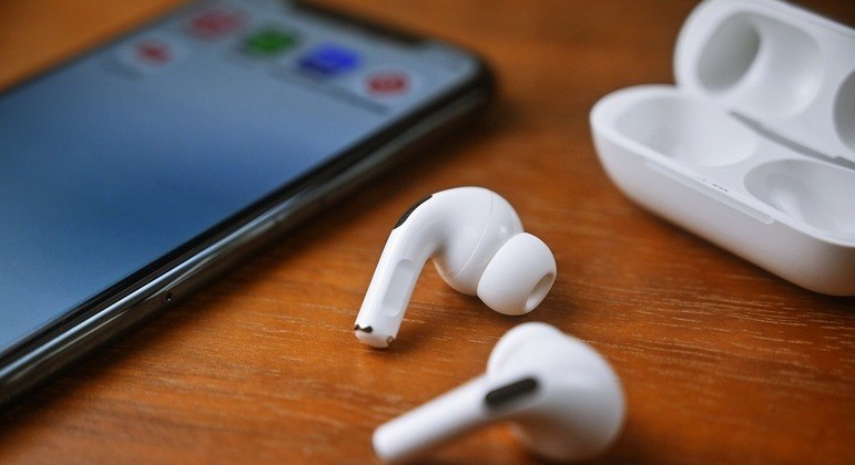 Fones de ouvido sem fio é uma ótima alternativa para não se atrapalhar enquanto ouve música