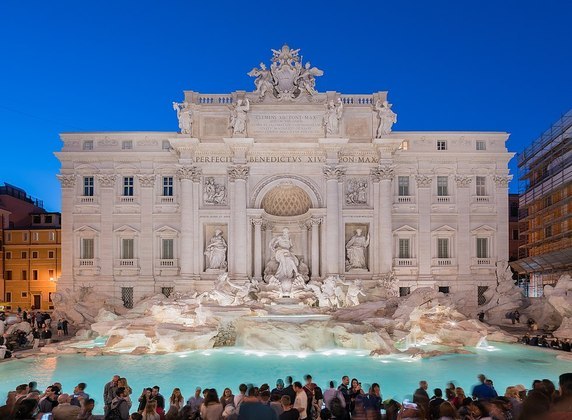 Fontana di Trevi - Fica na fachada do Palazzo Poli. É a maior fonte barroca da Itália, com 26m de altura e 20m de largura. Situada no local onde terminava o aqueduto. Pela tradição, pessoas jogam moedas para fazer pedidos.