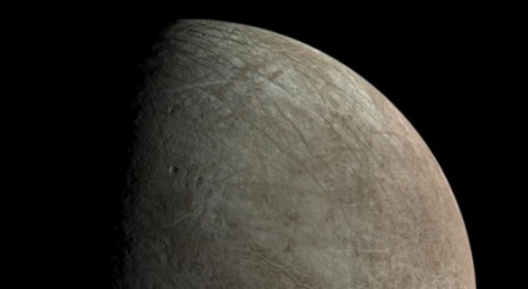 A Nasa analisa se achou fontes de carbono na superfície da lua Europa, de Júpiter. O satélite é muito estudado pelos astrônomos como possível alternativa caso os humanos precisem deixar a TerraNÃO PERCA: Imagens inacreditáveis: concurso premia as melhores fotos de astronomia do ano