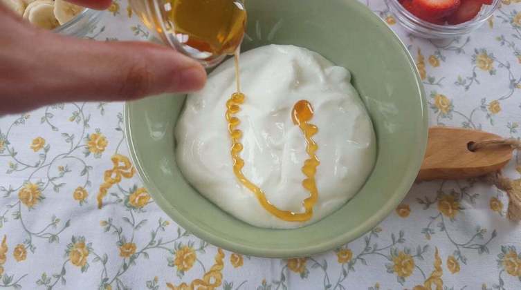 Fonte de proteínas e probióticos do leite, o iogurte natural combina bem com uma colher de mel, adoçando as manhãs de forma saudável. 