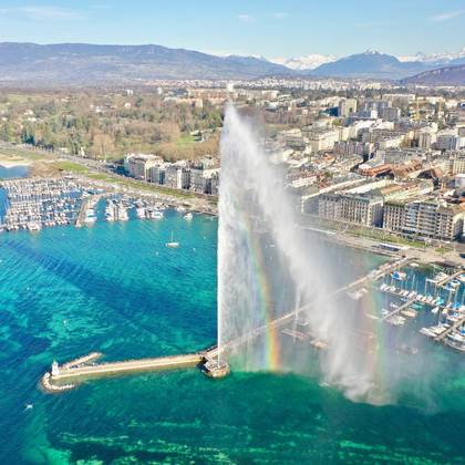 Um homem acabou no hospital após ter a brilhante ideia de colocar a cabeça em uma das fontes públicas de água mais poderosas do mundo, no lago Genebra, na Suíça