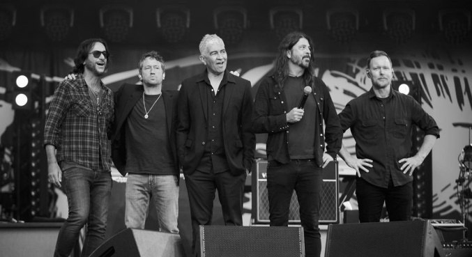 Retorno do Foo Fighters aos palcos animou os fãs da banda na web
