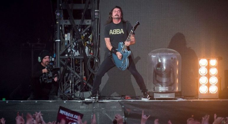 Dave Grohl em show do Foo Fighters na Alemanha, no último domingo (4)