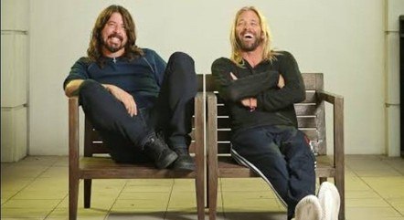 Dave Grohl e Taylor Hawkins em foto de fevereiro de 2022