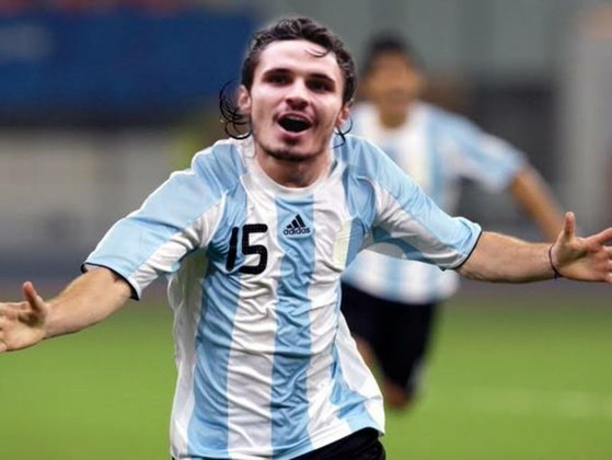 Fora da lista de Tite na Seleção Brasileira, Raphael Veiga protagoniza memes feitos por torcedores.
