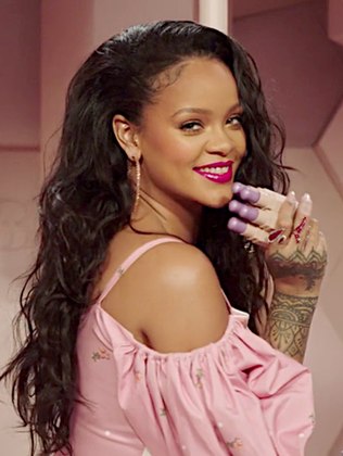 Fora do palco, ela mantém negócios nas empresas que levam o seu sobrenome. Rihanna é bem sucedida no mundo da moda e da beleza com as marcas Fenty Beauty, Fenty e Savage x Fenty.