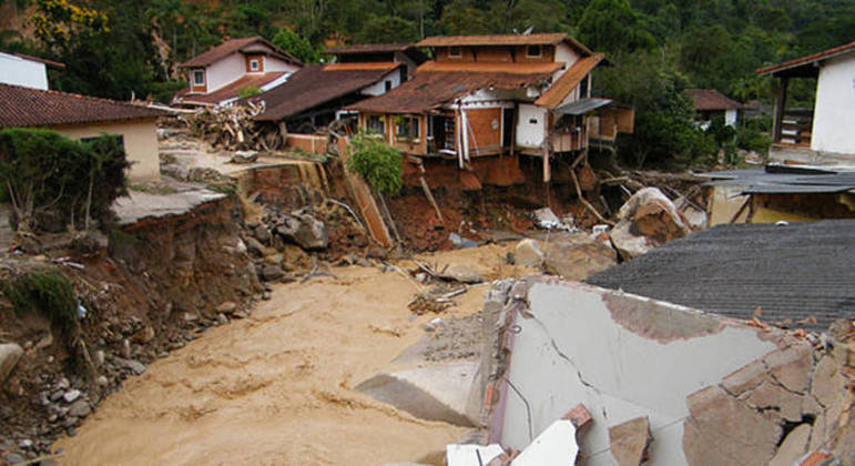 Pontos em Nova Friburgo, Teresópolis e Petrópolis sofreram alagamentos após temporal