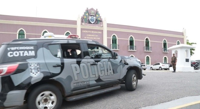 Forças de segurança, incluindo o Exército, patrulham as ruas de Fortaleza