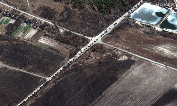 A Rússia está liderando um enorme comboio militar em direção a Kiev nesta terça-feira (1º), levando as autoridades ucranianas a temer uma estratégia para cercar e invadir a capital e outras grandes cidades do país que enfrentam seu sexto dia de invasão.Imagens de satélite da empresa norte-americana Maxar capturaram uma coluna de mais de 60 quilômetros de veículos e artilharia a cerca de 25 quilômetros a noroeste da capital, objetivo principal dessa ofensiva que provocou uma onda de sanções contra Moscou
