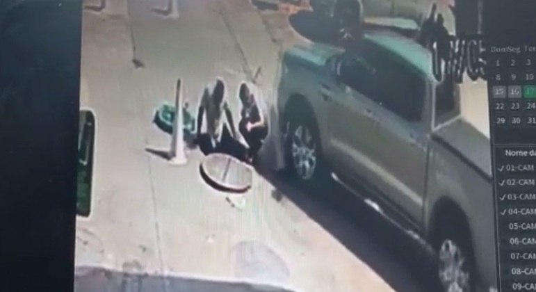 Ford Ranger atropela funcionários de posto de gasolina