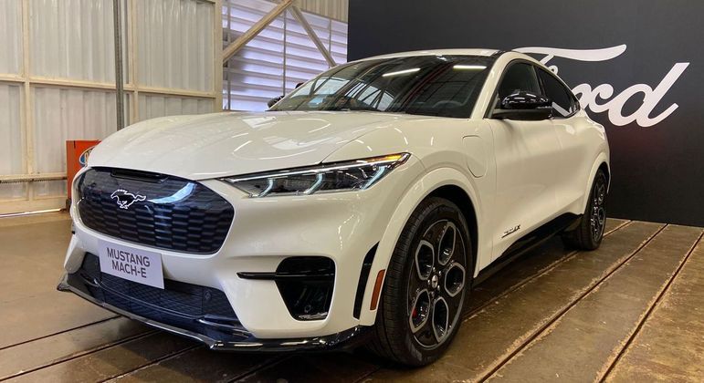 Modelo exibido no evento traz emblemas da versão GT, uma das três disponíveis no portfólio do Mach-E nos Estados Unidos