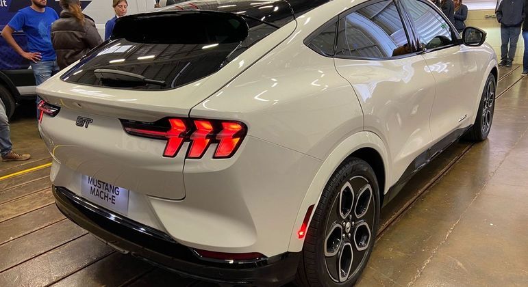 Modelo adota visual de SUV cupê com a traseira marcadamente inspirada no atual estilo do Mustang