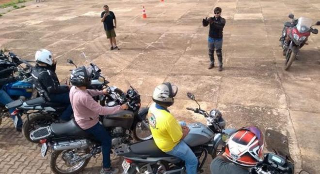 Prof. Renato da DACSA/UNIR instruindo mototaxistas em Guajará-Mirim. UNIR adotou o Projeto Motociclismo com Segurança como matéria de extensão universitária e sendo a primeira universidade no Brasil a oferecer palestras e cursos de pilotagem