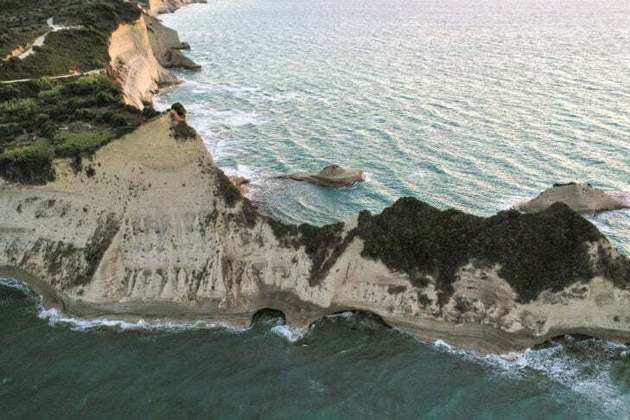 Formações rochosas que se assemelham a paredões íngremes na beira do mar, as falésias impressionam como um dos fenômenos mais espetaculares da natureza.