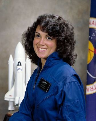 Formada em Engenharia Elétrica, Judith Resnik, 36 anos, foi a segunda mulher a viajar ao espaço (na Discovery, em 1984). Após a morte no Challenger, ela foi homenageada, dando nome a uma cratera na Lua e a um asteroide (o 3356 Resnik).